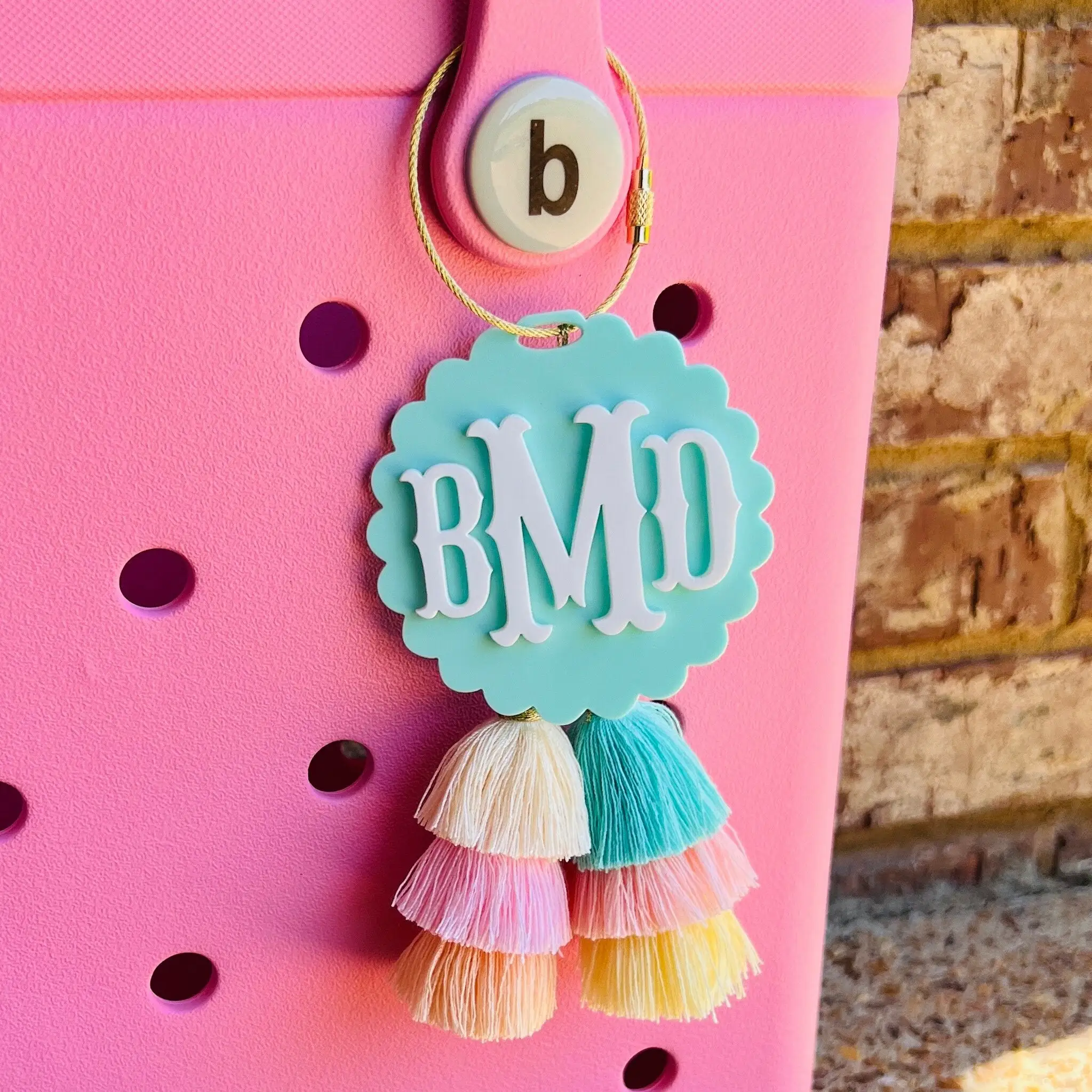 Personalized wave-shaped embossed acrylic nameplate with gradient fringes, custom single-letter letter pendant, EVA beach hole h