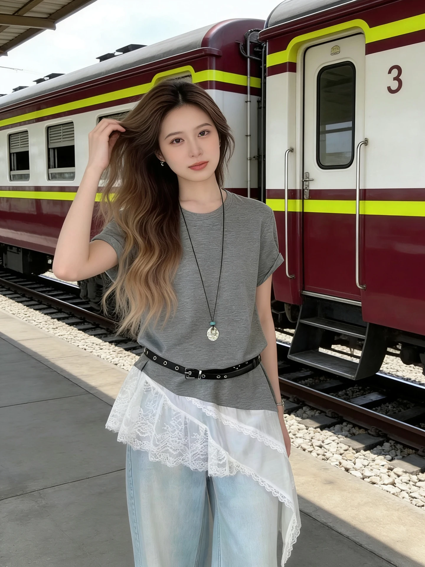 

2026 round Neck Short Sleeve T-Shirt Women's Lace Splicing Slimming Design Sense Fake Two-Piece Commute Style Korean Version