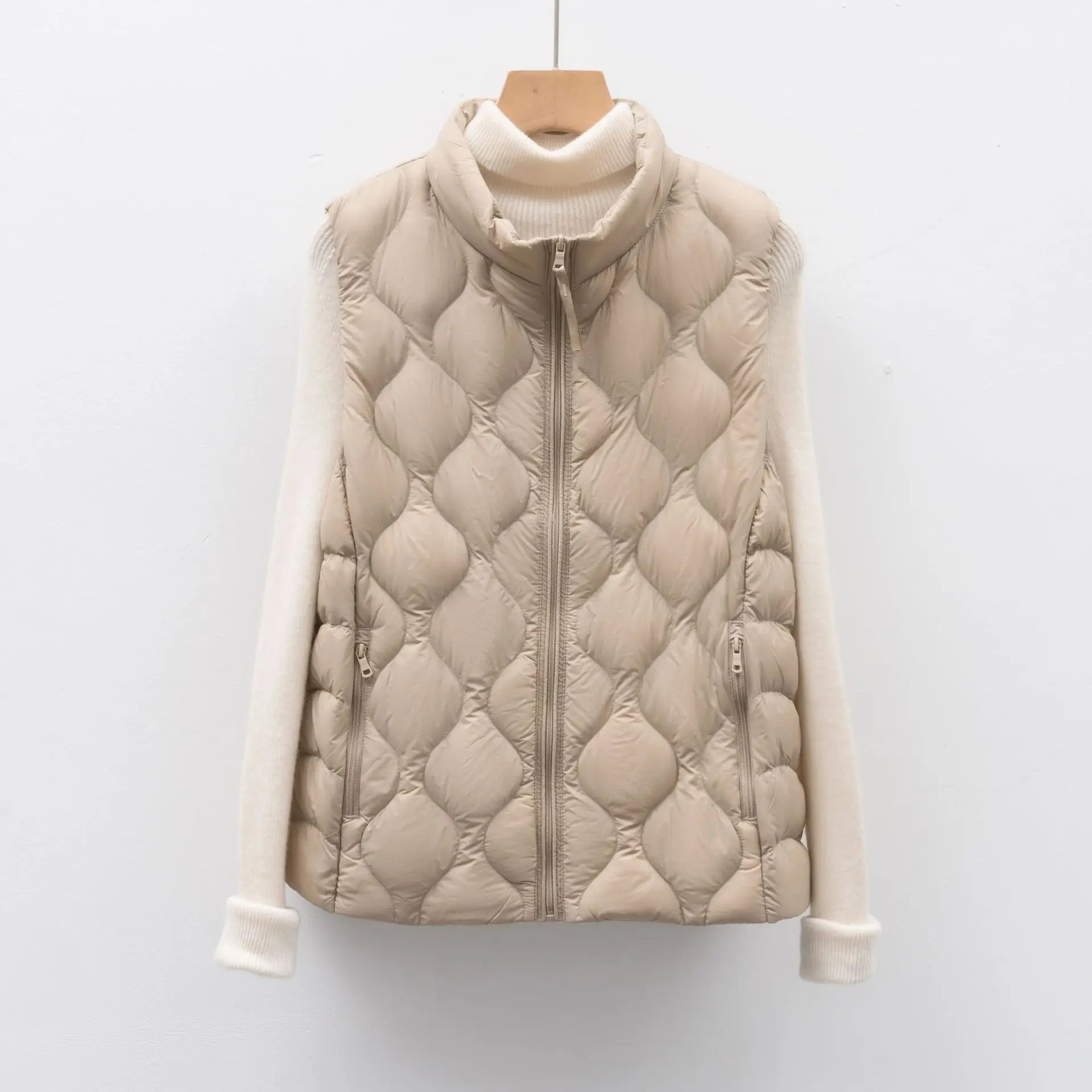 سترة ذات ياقة واقفة بتصميم مبطن مموج. مملوء بمعايير جديدة 90% للدفء الأنيق والخفيف الوزن.