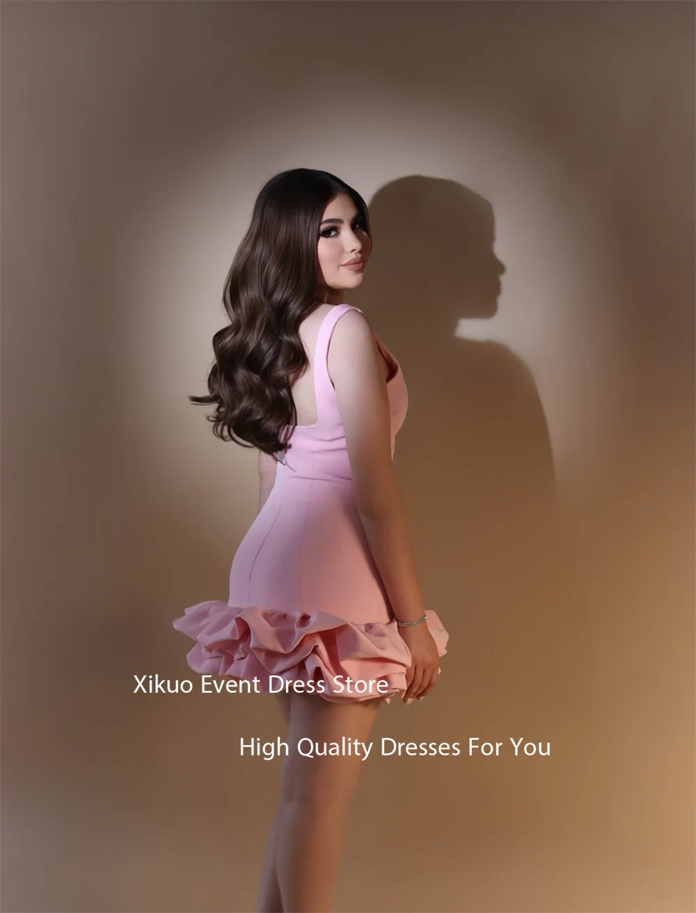 Xikuo gegolfde cascade zoom galajurk roze bodycon satijnen avondjurk boven de knie rugloze speelse verjaardagsfeestjurk op maat