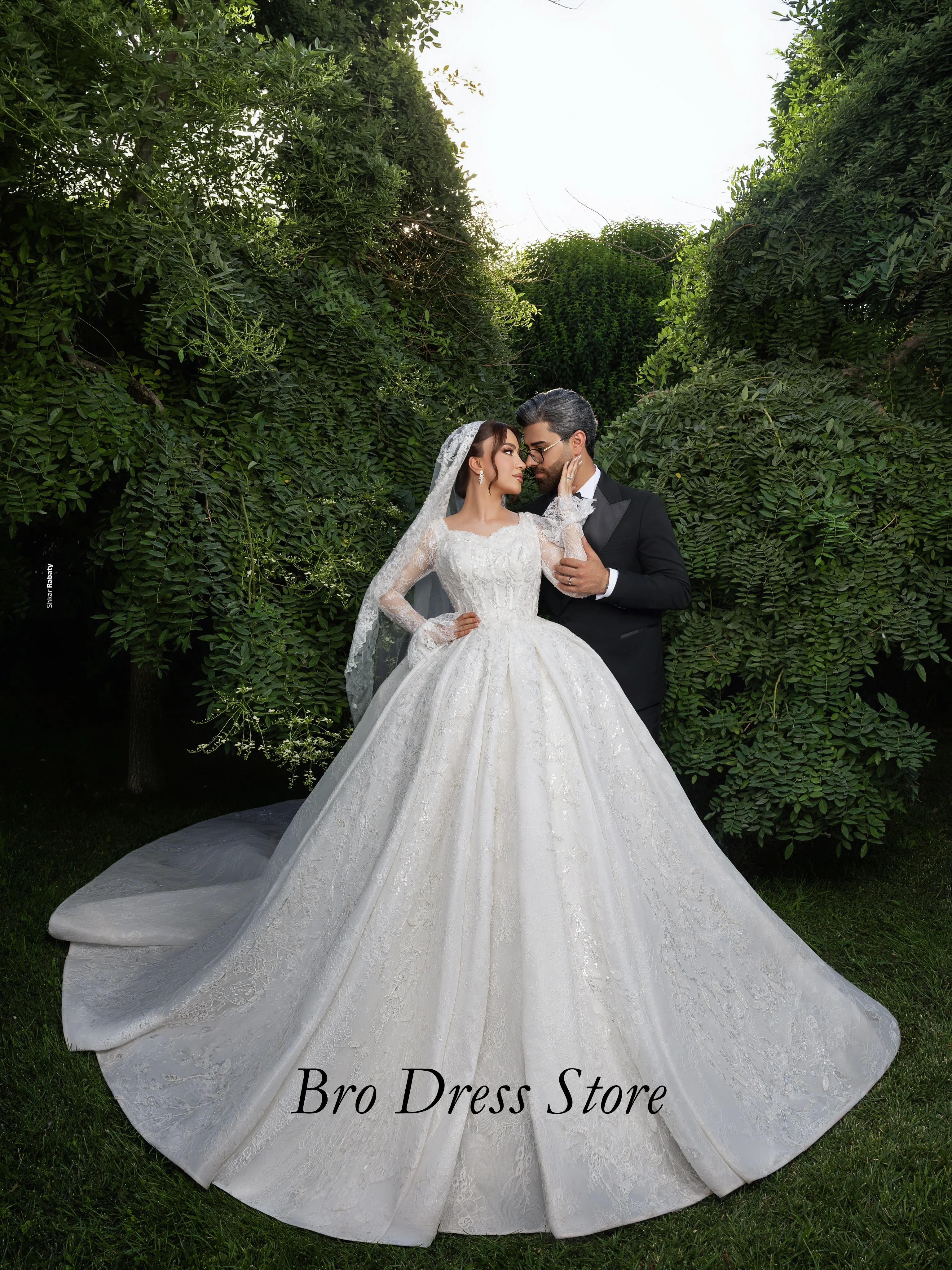 Customized  Royal Lace Ball Gown Wedding Dress Long Sleeves Beaded Princess Bridal Gown Long Train Vestido de Novia