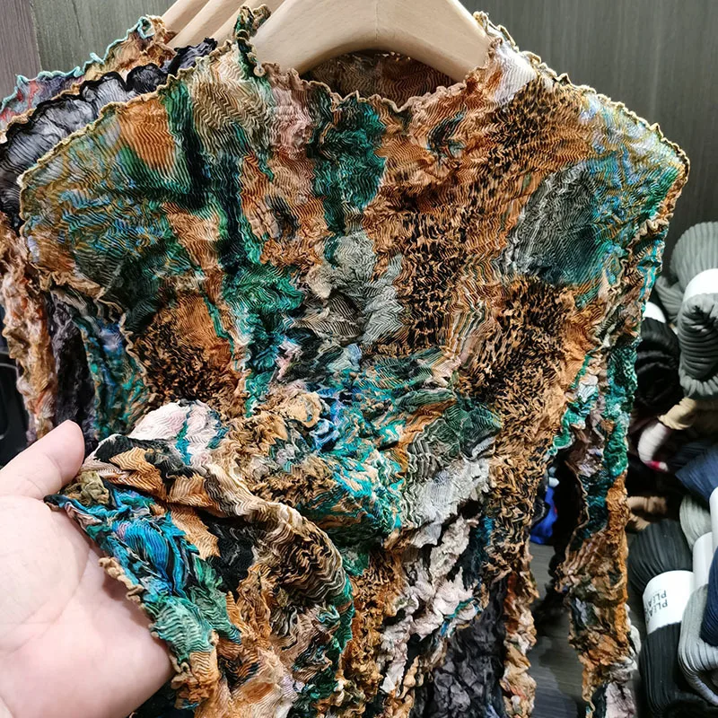 Miyake plis 2025 printemps et été nouveau plissé col montant haut peinture à l'huile coupe ajustée à manches longues T-shirt femmes