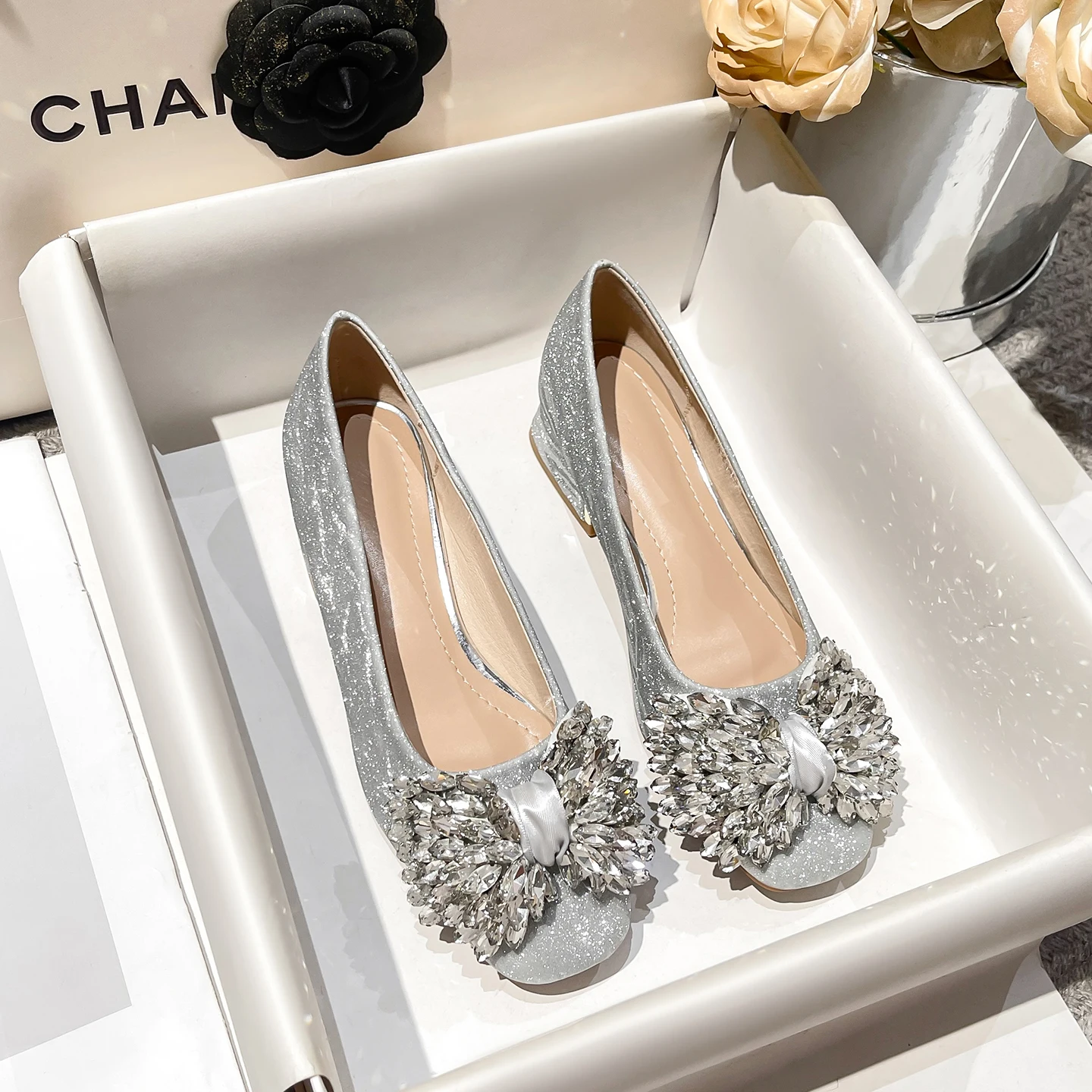 scarpe-basse-da-donna-con-tacco-grosso-e-punta-quadrata-nuove-color-argento-con-strass-ideali-per-gonne-fidanzamenti-e-matrimoni-collezione-primavera-autunno