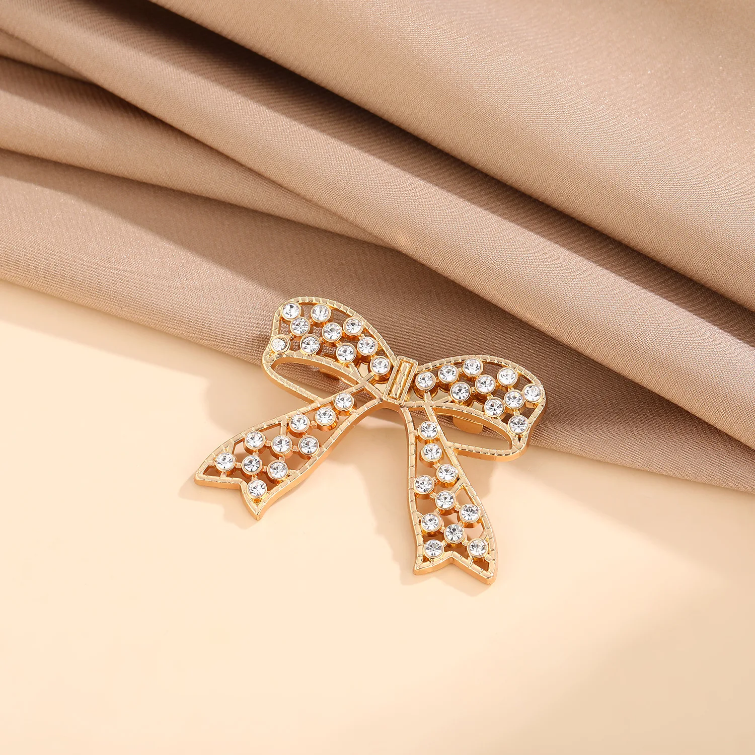 

The New Hot Selling Bow Brooch Fashion All-match Corsage High-end Sense Light Luxury Pin Gift Belt Pin Buckle Suit Accessories