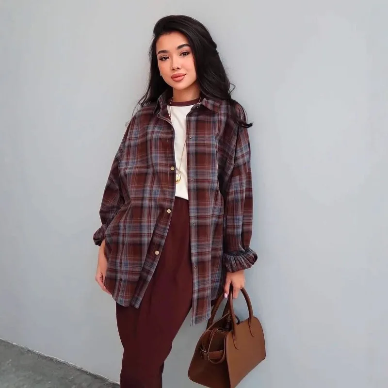 

A retro plaid long-sleeved loose casual shirt mid-length polo collar shirt contrasting colors women wear outside autumn winter