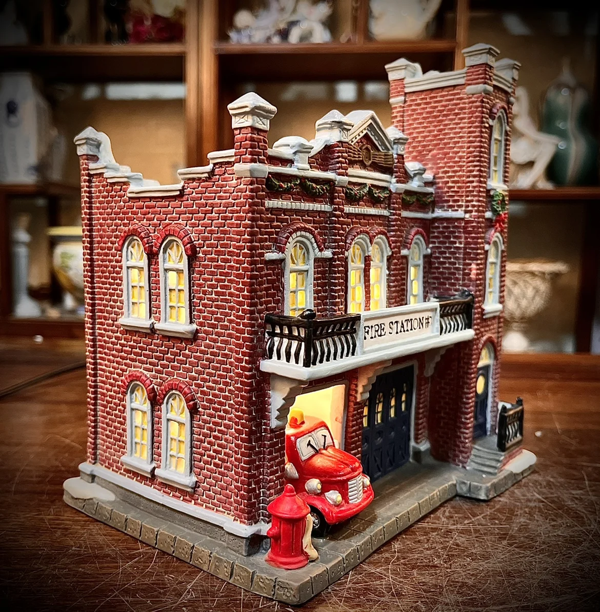 Home Decor Owell Creative European Building Figures Fire Station Model Figurine with Lamp Home Furnishing Living Room Ornaments