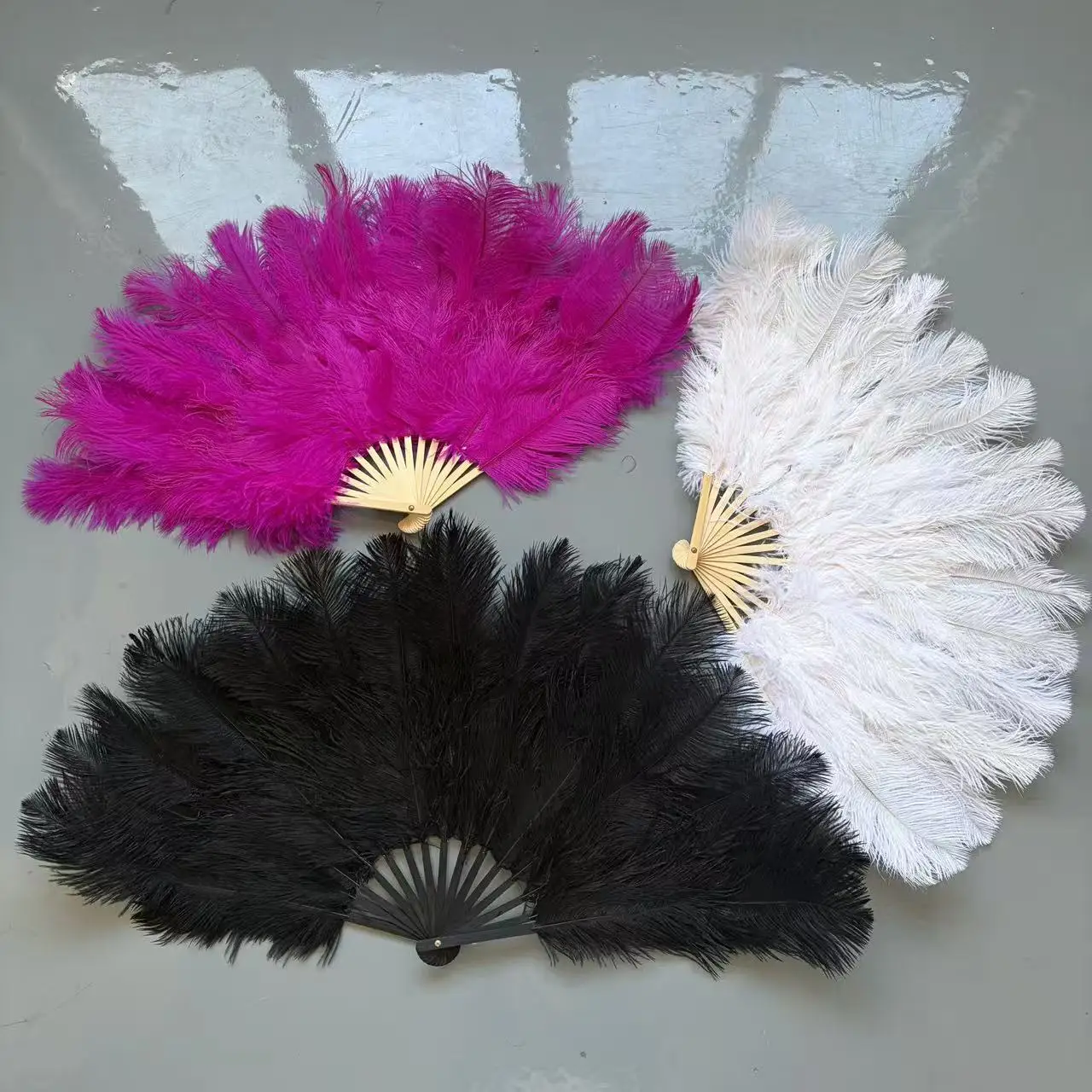 Straußenfeder-Handfächer Flauschiger Schwarz-Weißer Burlesque-Fächer Hochzeit Bühne Tanz Party Karneval Aufführung Dekoration 1/2 Stück