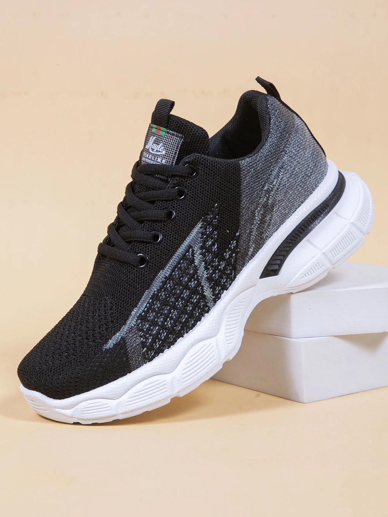 Spring new women\'s sports shoes, fashionable, breathable, lightweight, non-slip, wear-resistant, casual sports shoes, flat shoes