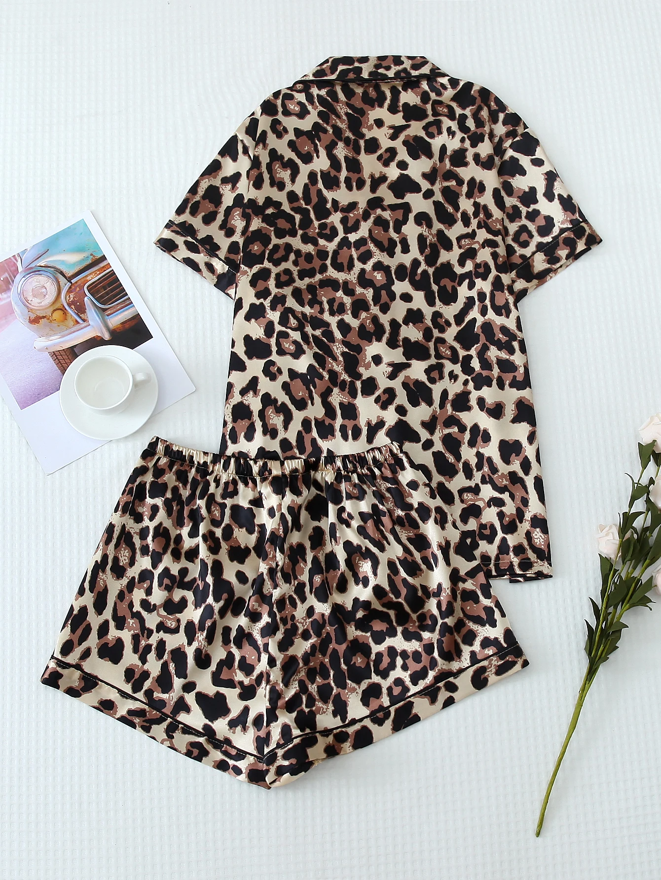 Two-Piece Comfortable Satin Leopard Print Lapel Button-Down Short-Sleeve Top with Pockets and Bow Shorts, Spring/Summer Women's Pajama Loungewear Set Suitable for Home Use
