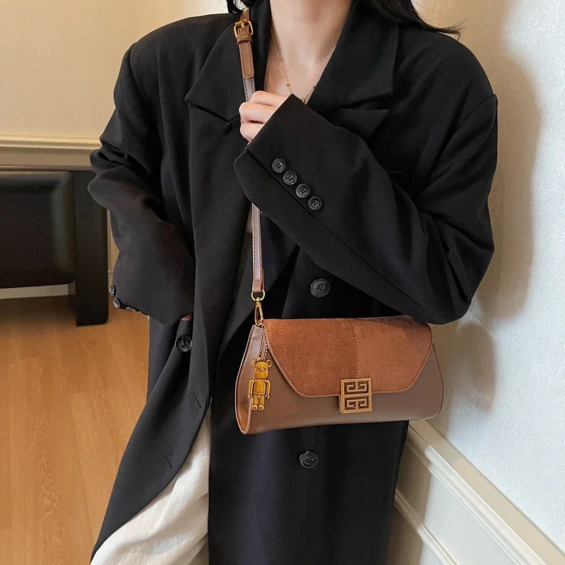 Retro chique schoudertas met gesneden hardware en verstelbare riem voor weekendverkenning die klassieke verfijning uitstraling