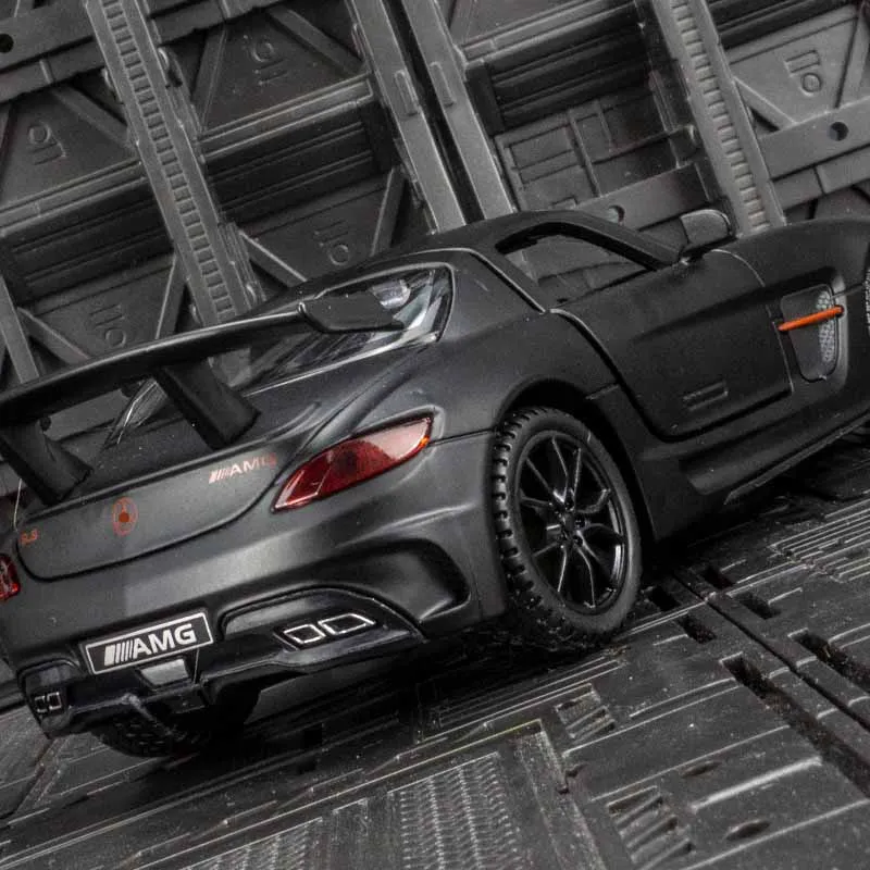 Het Mercedes-Benz SLS-legering automodel uit 1:32 heeft gesimuleerde geluids- en verlichtingsfuncties, rijke details, vakmanschap