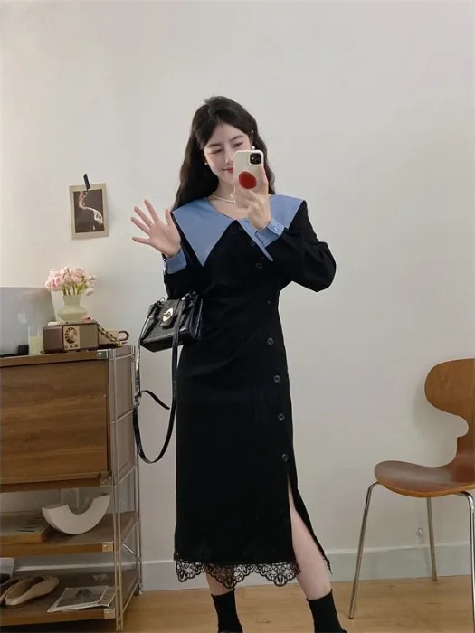 Sukienka damska z francuskim kołnierzykiem Piotrusia Pana, koronkowymi wstawkami, rozcięciem z boku, elegancka, czarna, unikatowe guziki, fason A-line, jesień.