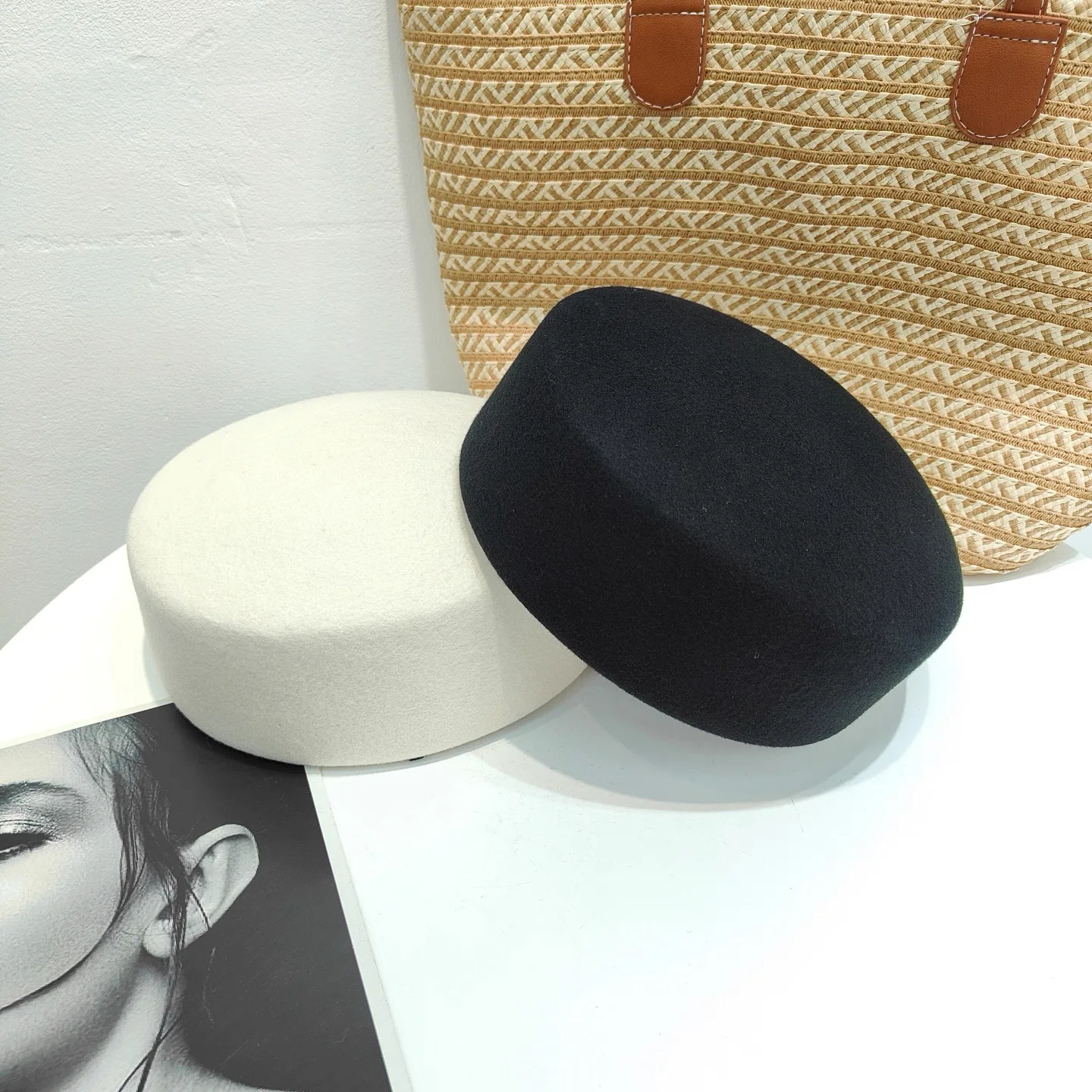 2025 Cappello berretto di lana con top rigido da donna Bianco Nero Cachi Feltro di lana Cappello da strillone Moda retrò Affascinante Hostess Designer formale