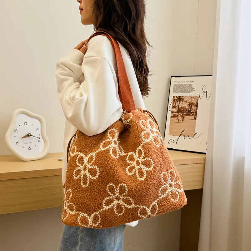 

2025 New! Women's Niche Design Fleece Bag - Stylish Flower Details, Large-Capacity Versatile Hand Bag/Shoulder Bag