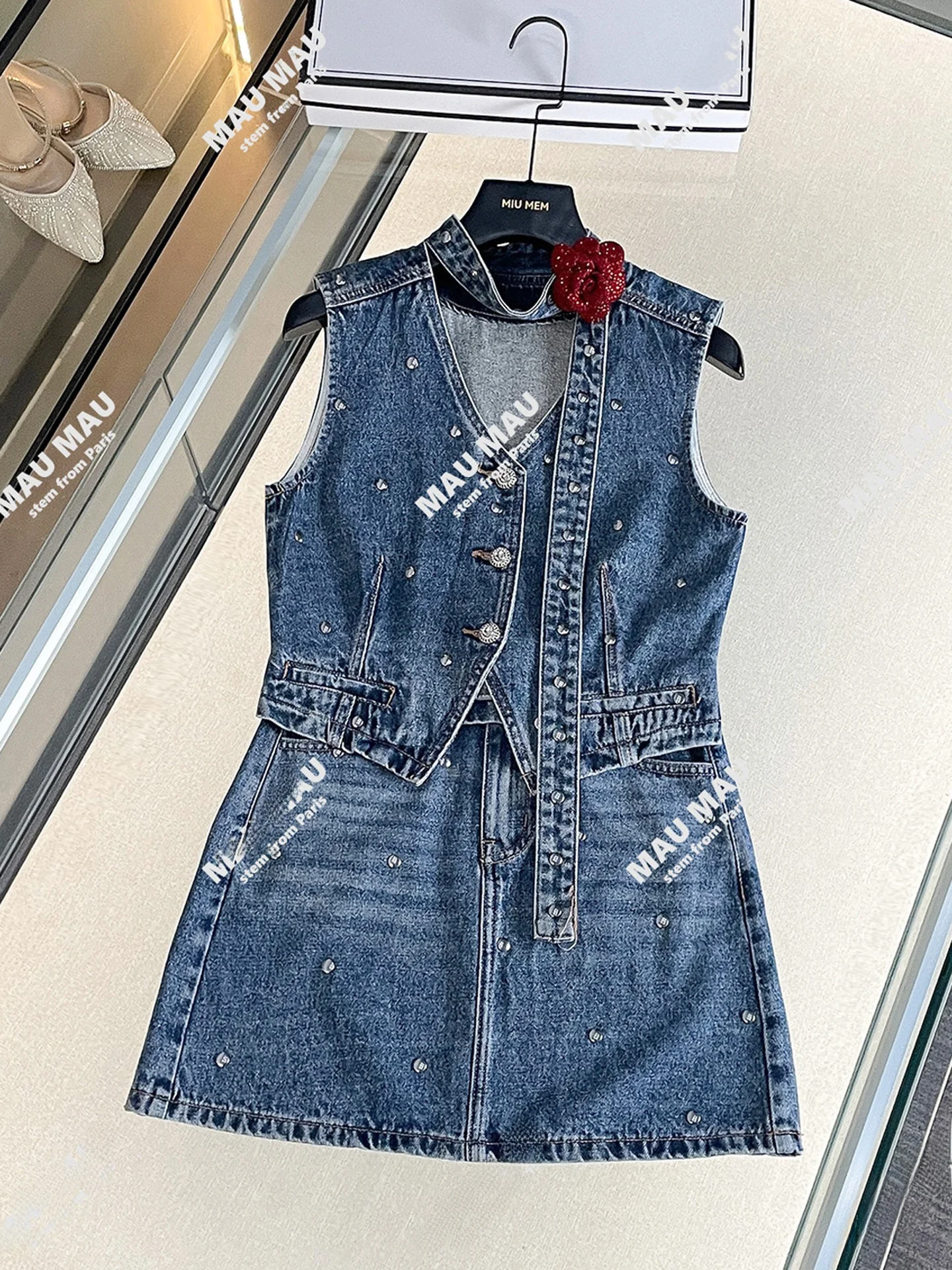 

South Oil High-End Women's Summer Diamond-Encrusted Denim Vest Top Half-Skirt Set Fashionable Two-Piece Ensemble V-Neck Butto...