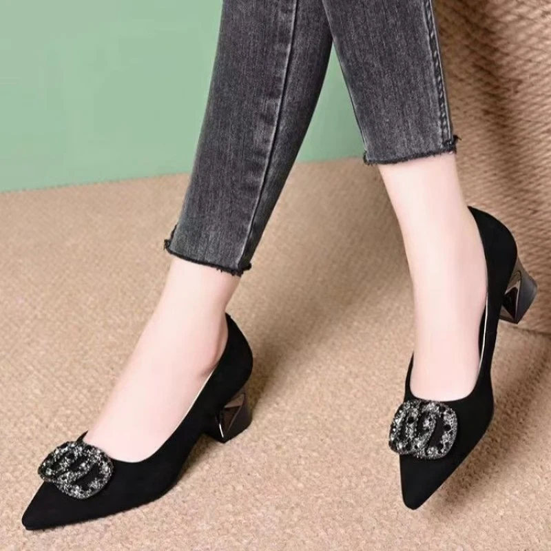 

Элегантные женские туфли-слипоны с низким вырезом, из искусственной кожи, на низком каблуке (менее 3 см), удобные, для работы и повседневной носки.