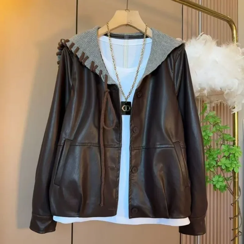 

Женская повседневная кожаная куртка с капюшоном на осень-зиму 2026: вязаный капюшон, карманы на шнурке, пальто из искусственной кожи