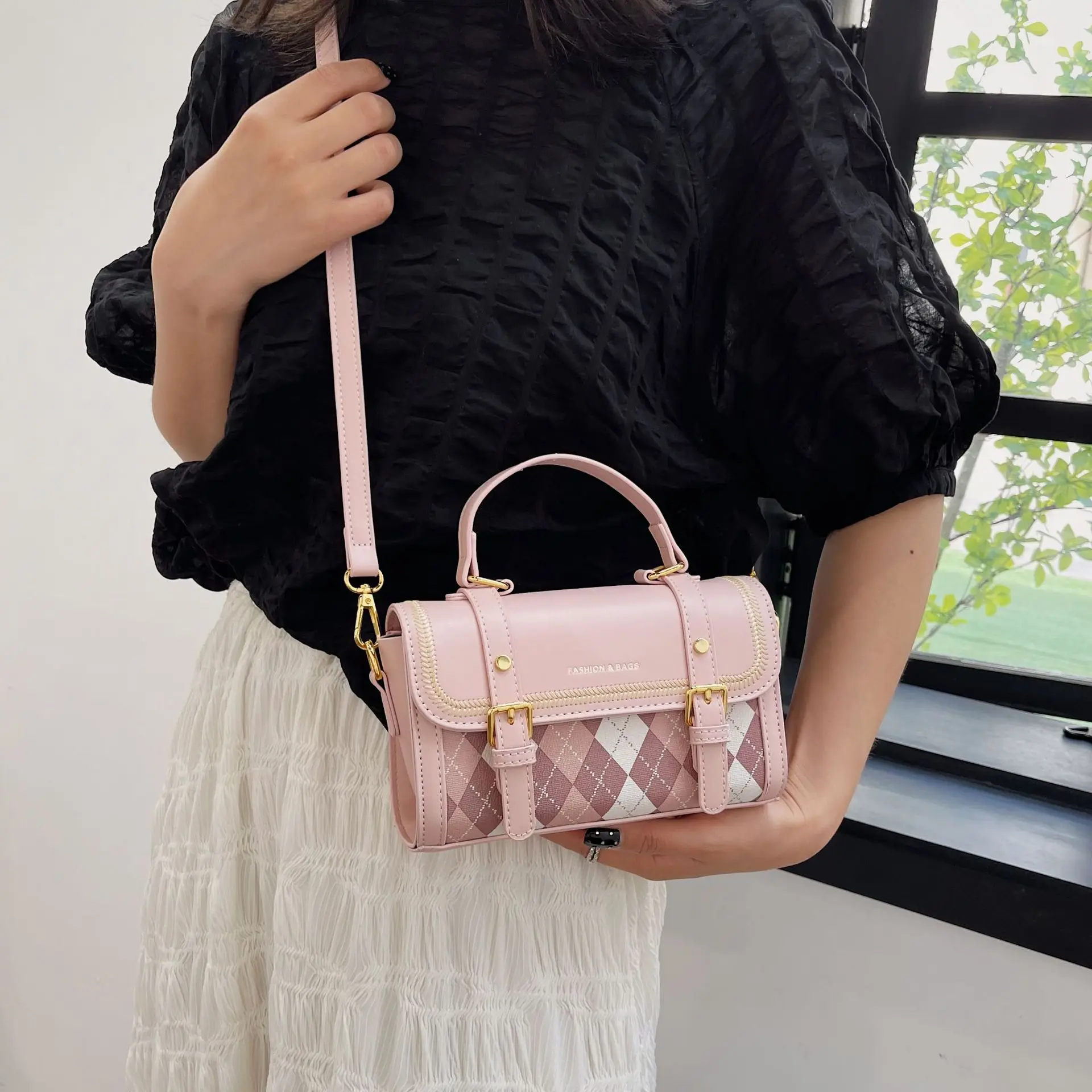 حقيبة مربعة صغيرة عصرية لخريف وشتاء 2025 - حقيبة ساعي كروس أنيقة محمولة