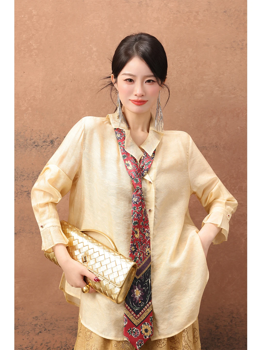 

Новая китайская блузка Dangdang Somes Zhen Zhen с золотой вышивкой, плиссированным воротником-куклой и цветочным узором для женщин