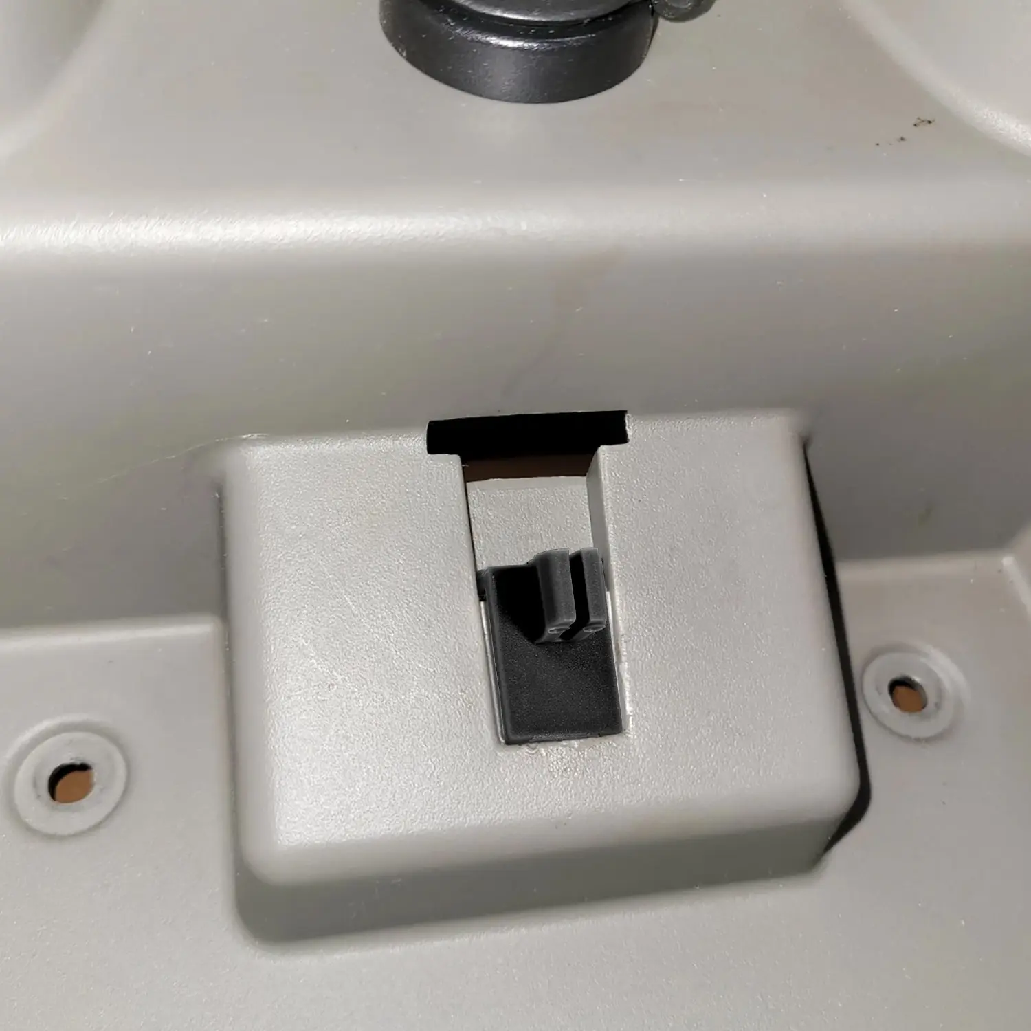 مشابك حامل الكأس لوحدة التحكم المركزية باللون الأسود لسيارة أفالانش 1500 2500 C1500 سيلفرادو سوبربان تاهو سييرا يوكون 2002-2006 88934982