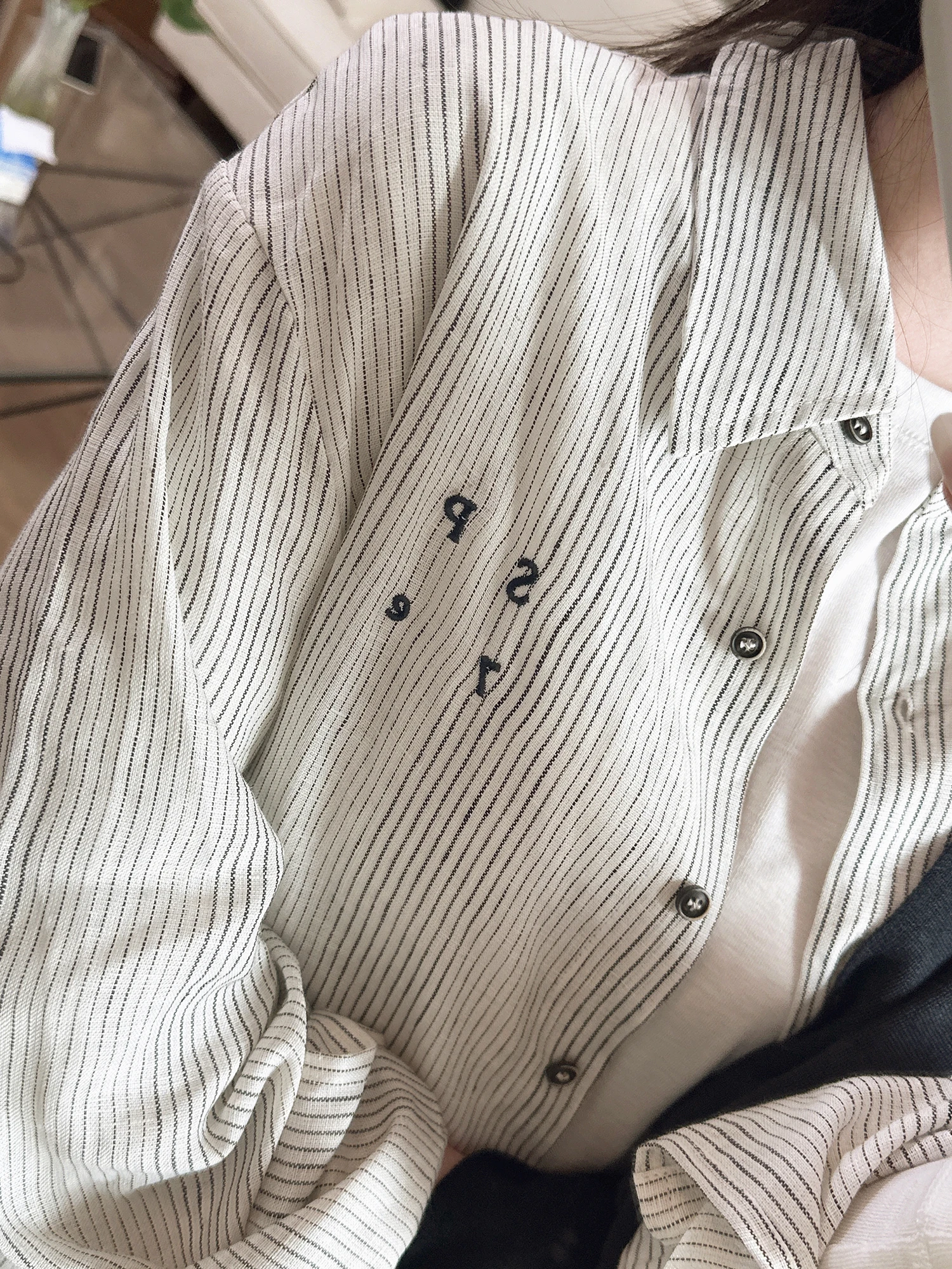 

Комплект из двух предметов: рубашка и жилет с вышитым логотипом в полоску низкой насыщенности, повседневный свободный крой, лен, женская осенняя мода