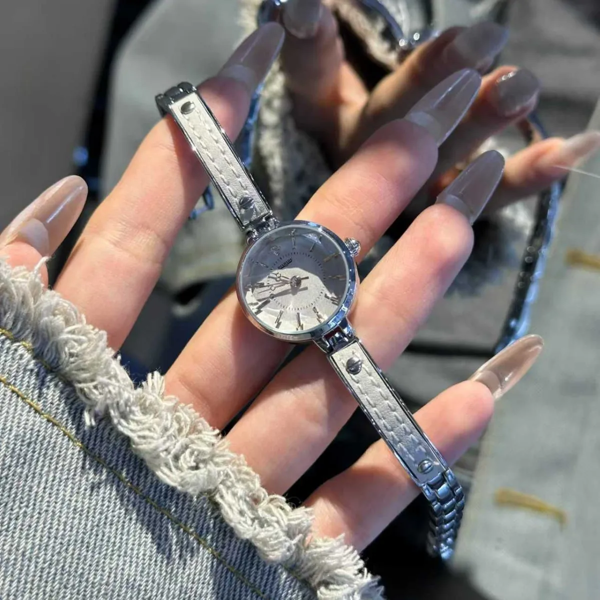 ساعة كوارتز عصرية للنساء أنيقة Reloj Mujer فاخرة كاجوال بمينا صغير للسيدات ساعة يد Relogio Feminino