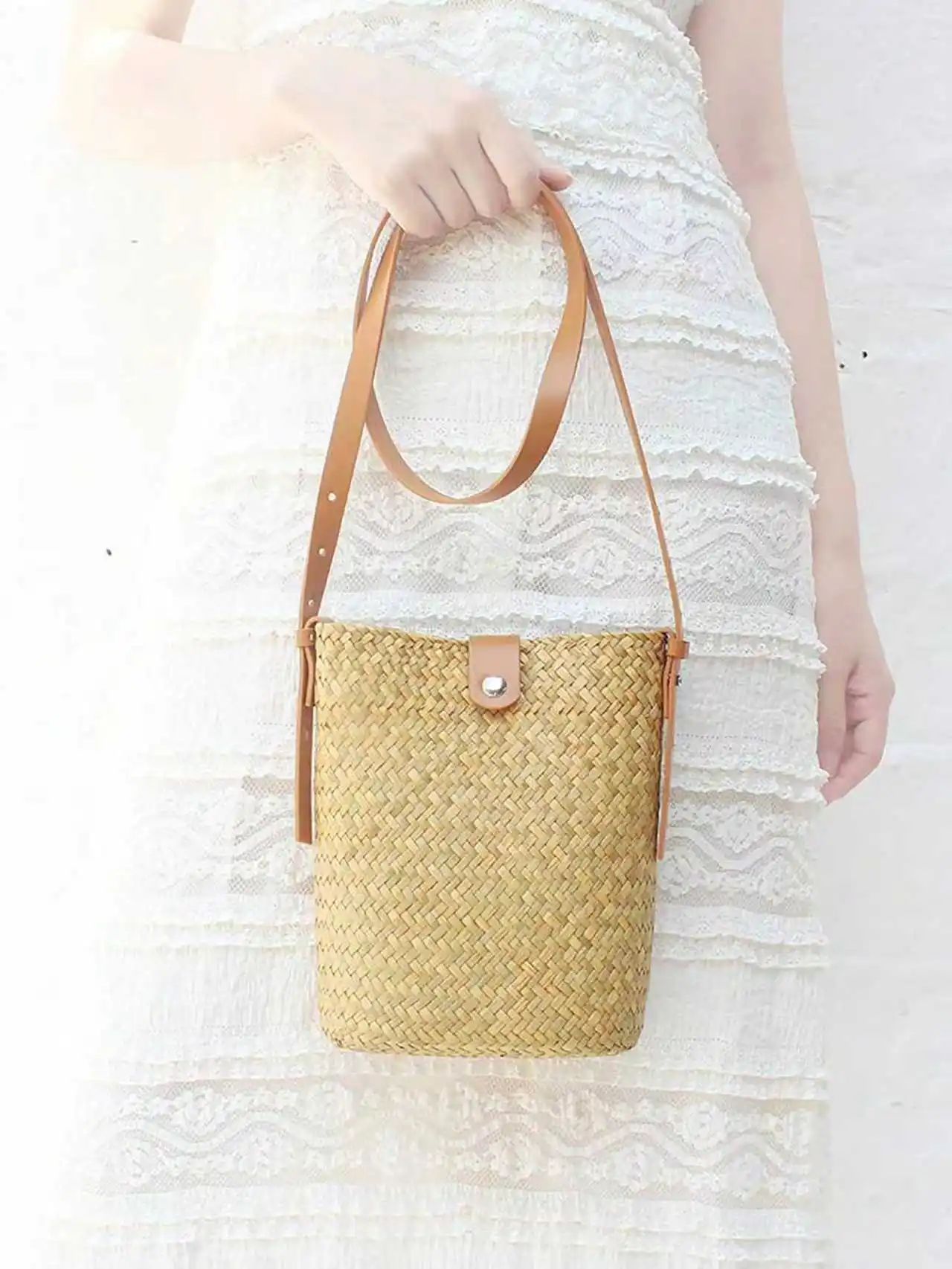 

Women's bag, countryside retro grass woven mobile crossbody bag, seaside vacation, commuting, dating, niche retro bucket bag
