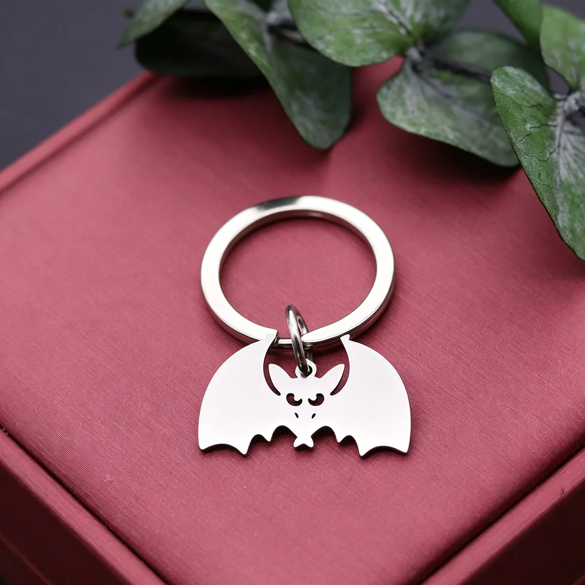Todorova Creative Cartoon Bat Keychain, Premium Car Pendant for Couples, Unisex Cute Animal Bat Key Charm