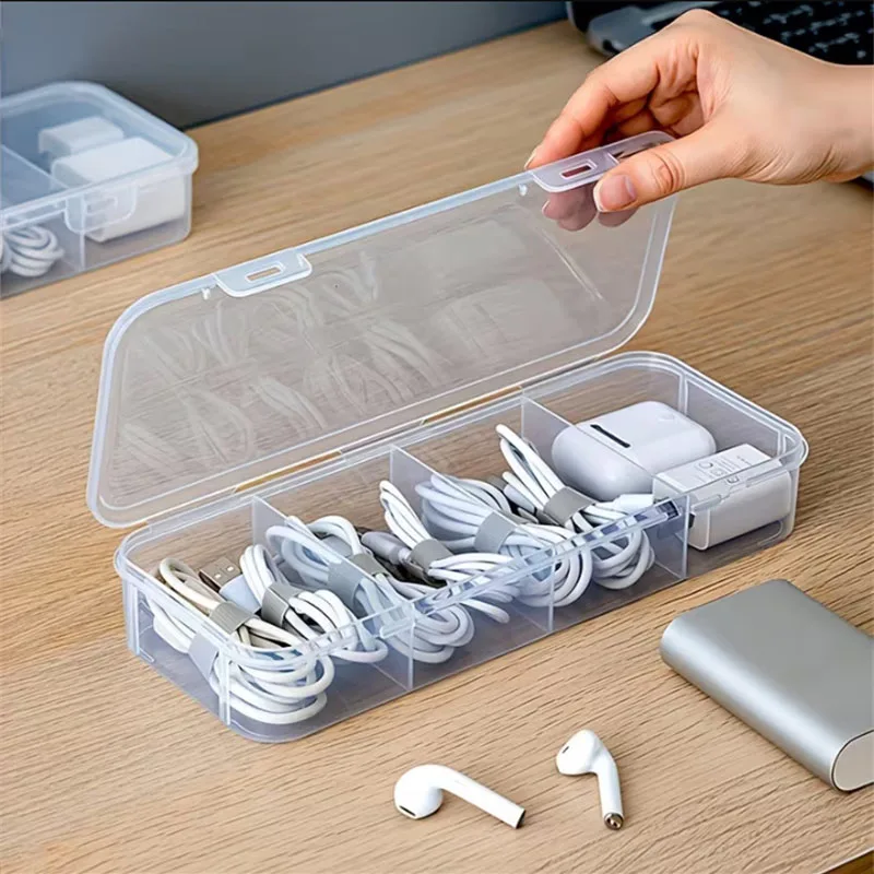 Transparente Kabelorganisationsbox mit Staubschutzdeckel 4-Fächer Desktop-Plastikbox für Ladegeräte, Kopfhörer und Kabel