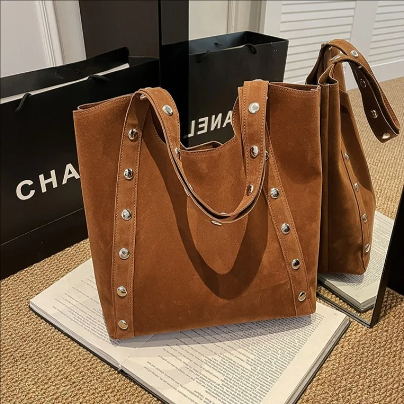

Retro Frosted Large Capacity Rivet Tote Bag for Women 2026 New Fashionable Underarm Commuting Shoulder Bag
