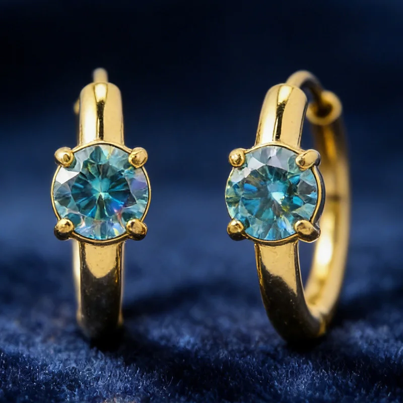 

1 пара модных и сверкающих золотых круглых сережек-гвоздиков с бирюзовым муассанитом круглой огранки, 0,5 карата.