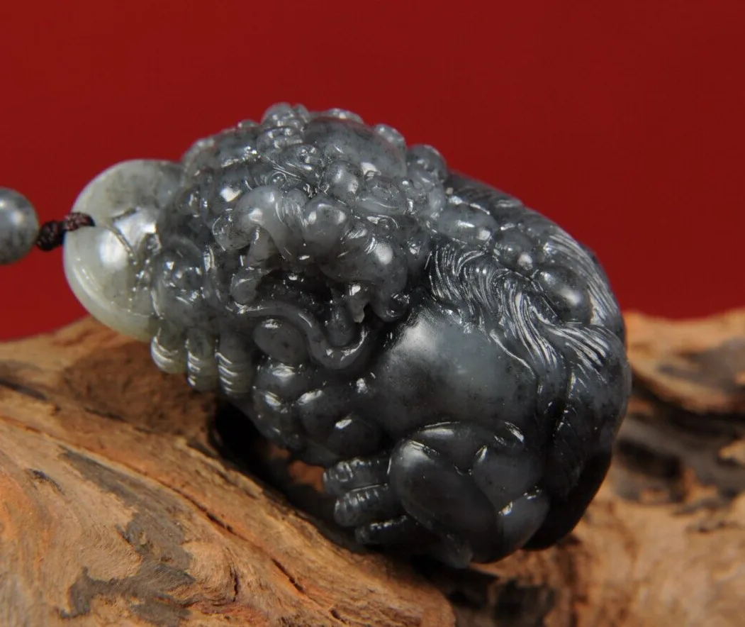 105g 100% NATURAL BLACK AND WHITE HOTAN RIVER JADE HAND CARVED FOO DOGS PENDANT