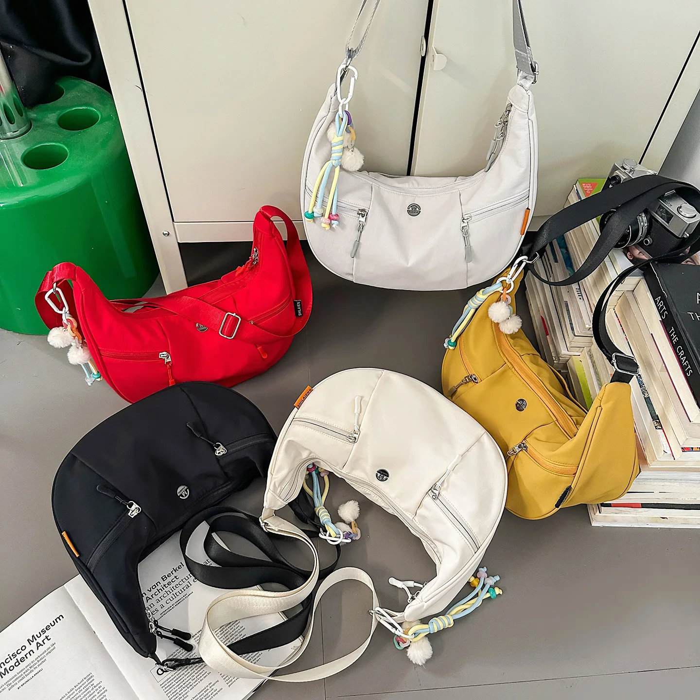 

Large capacity dumpling bag ladies light crossbody bag nylon commuting leisure sports horn backpack