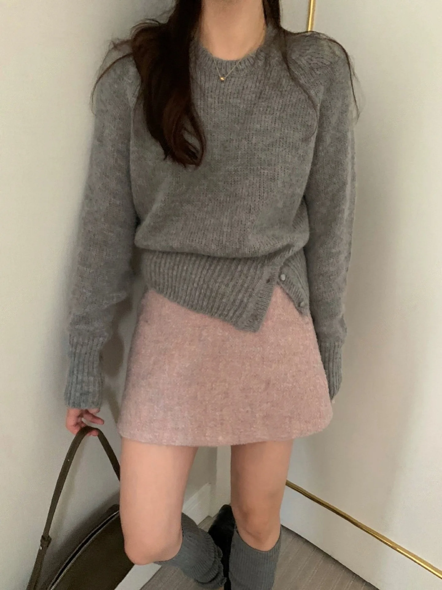 

Knitted Sweater Split Hem Casual Style Leather Fabric Loose Fit Regular Thickness Autumn New Arrival for Women