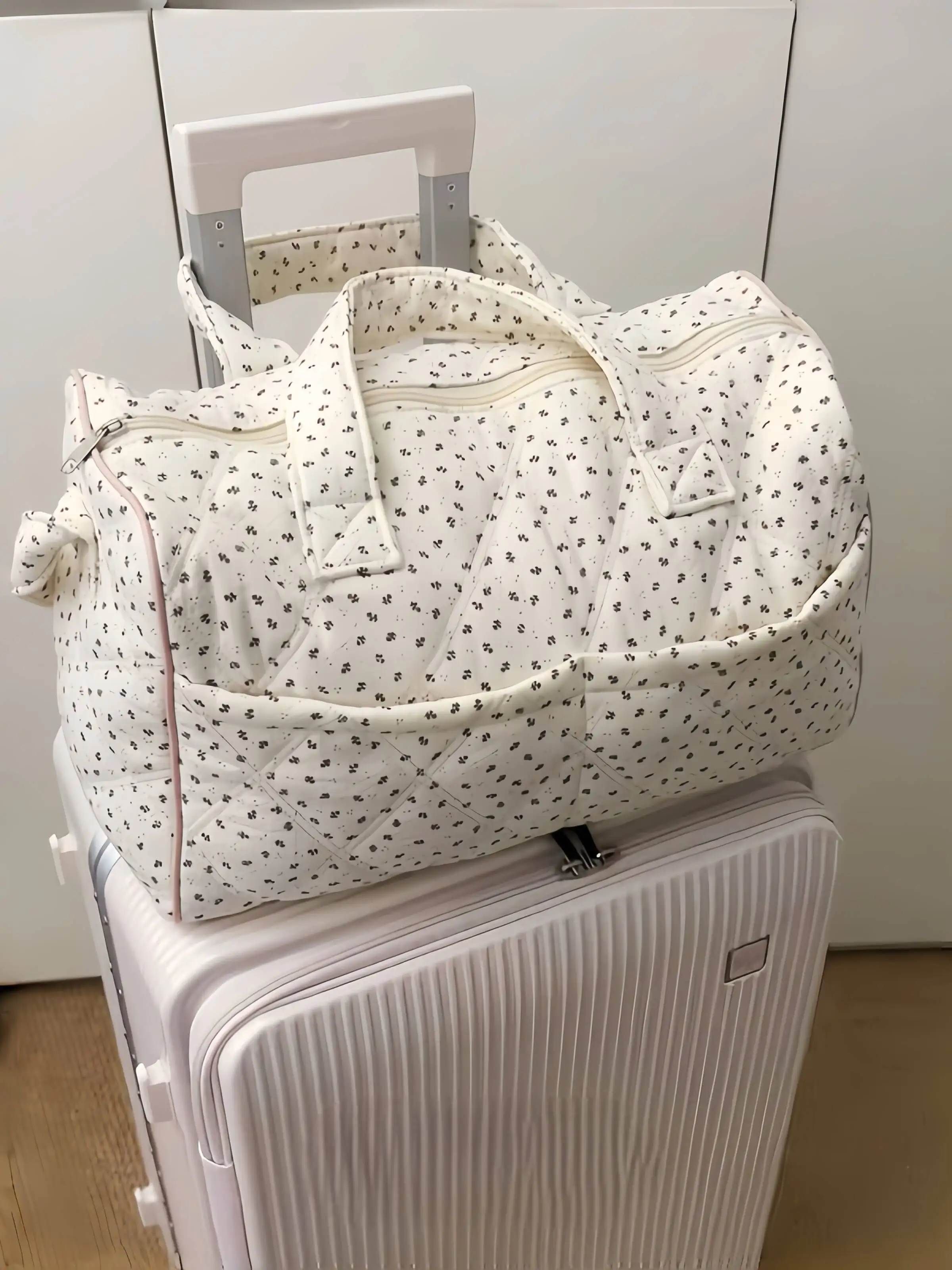bolsa-de-viagem-floral-leve-com-grande-capacidade-para-armazenamento-de-roupas-ideal-para-viagens-curtas-e-atividades-esport