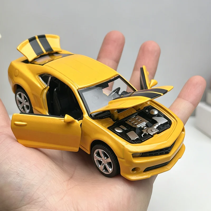 Camaro Bumblebee em escala 1:36, modelo de carro vintage em liga metálica, réplica de veículo miniatura com sistema de fricção para coleção ou presente.