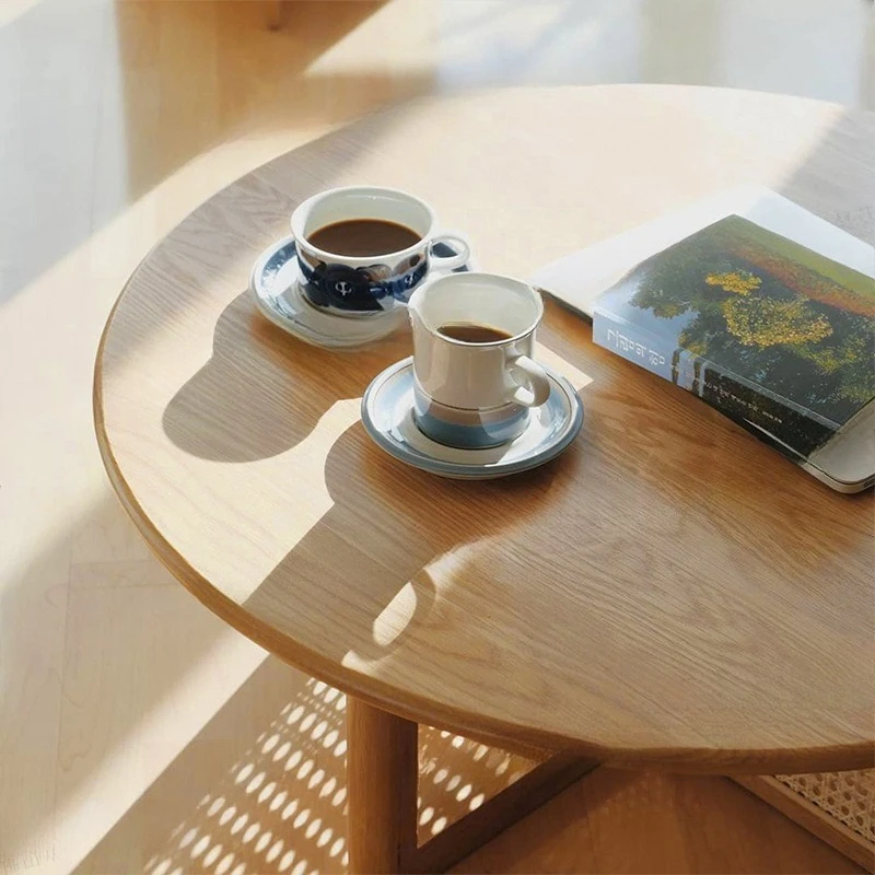 Pequeno apartamento sala de estar cama redonda e mesa de centro de vime para café da manhã