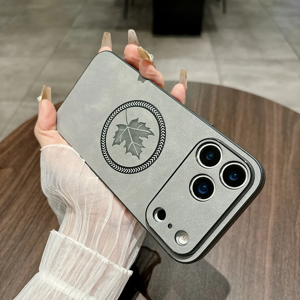 Retro Luxe Huidvriendelijke Schapenvacht Maple Leaf Case voor IPhone 17 Air 13 12 11 Pro Max 16 15 14 Plus Magnetische Lading Achterkant