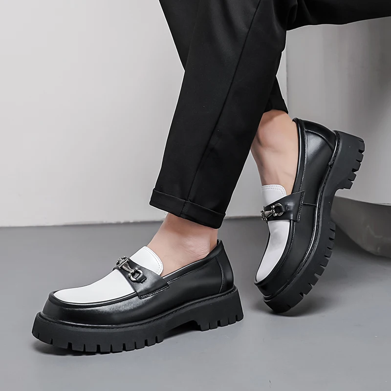 حذاء رجالي كلاسيكي مزين بإبزيم على شكل حصان على الطراز البريطاني بألوان متباينة ونعل سميك ورأس كبير حذاء رسمي غير رسمي