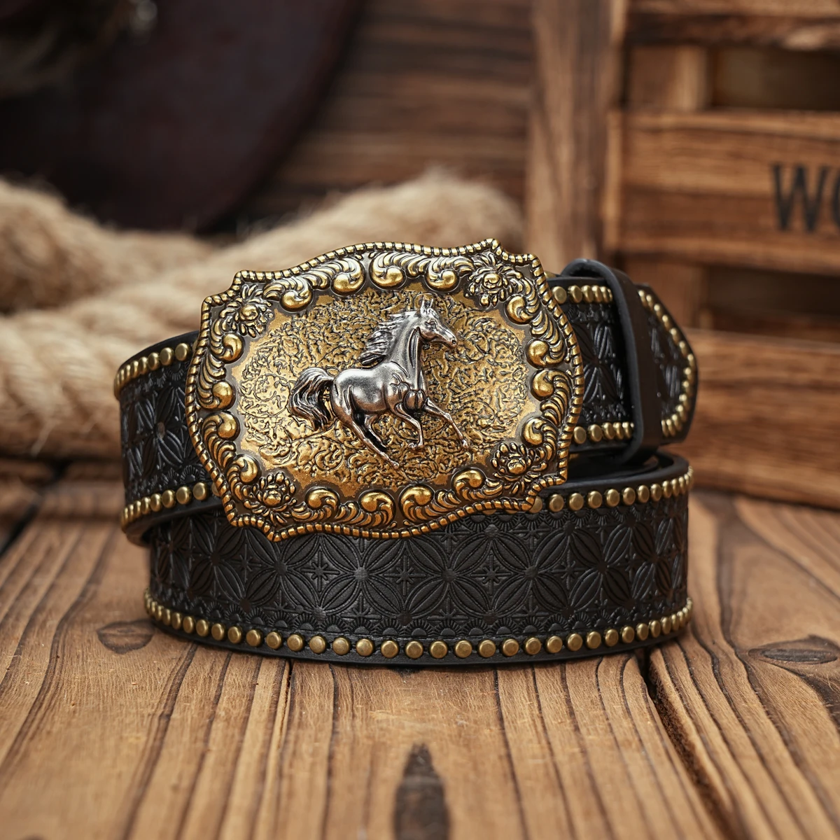 A men\'s and women\'s casual retro belt Western style! PU leather belt with metal buckle  suitable for daily work wear