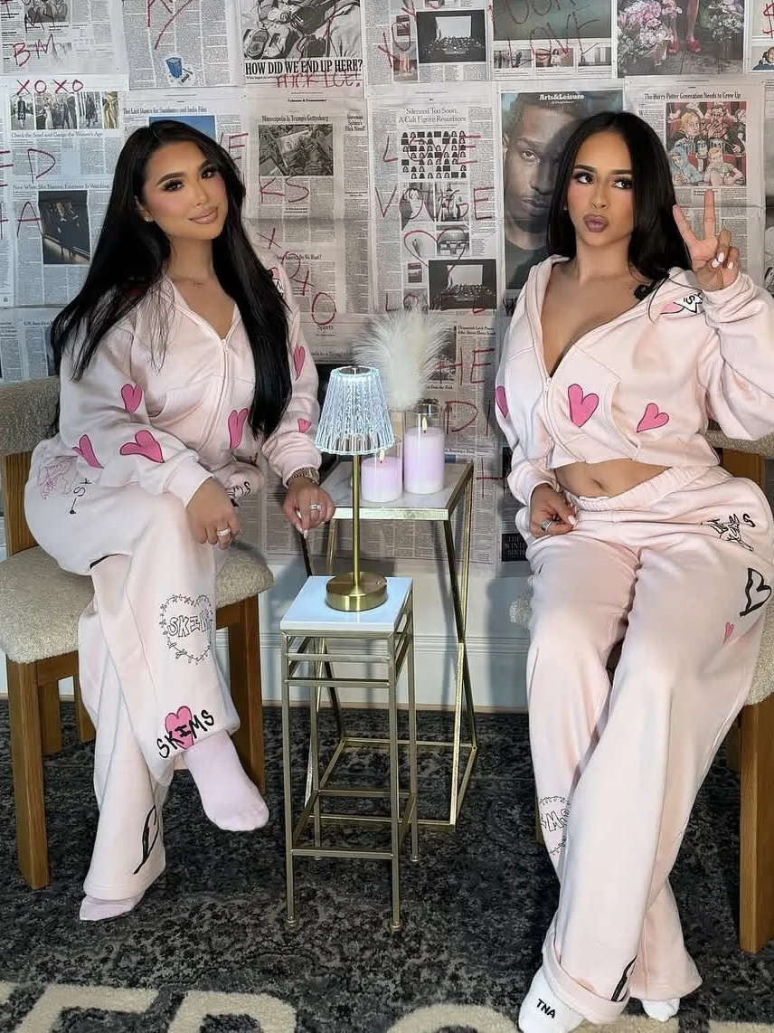 

Комплект женский: худи на молнии с граффити в виде розовых сердец и цепочкой, а также повседневные прямые брюки. Лимитированная серия ко Дню святого Валентина.