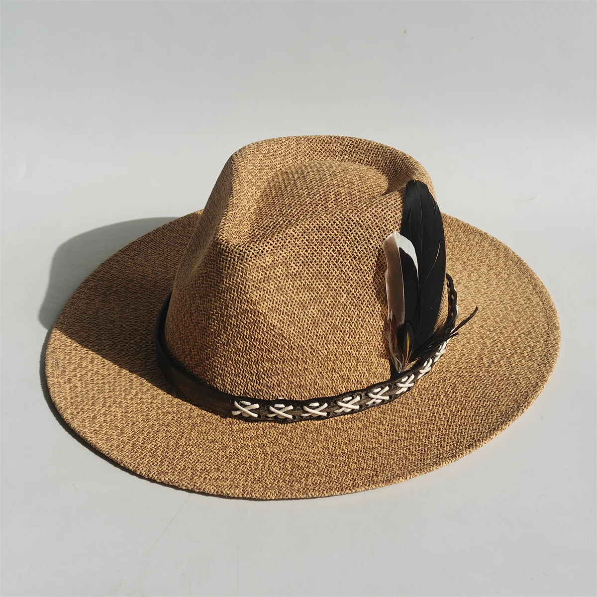 قبعة منسوجة يدويًا من الريش ملحقات الرجال واسعة الحافة بنما الجاز قبعة في الهواء الطلق حماية من الشمس قبعة من القش نمط للجنسين للربيع والصيف