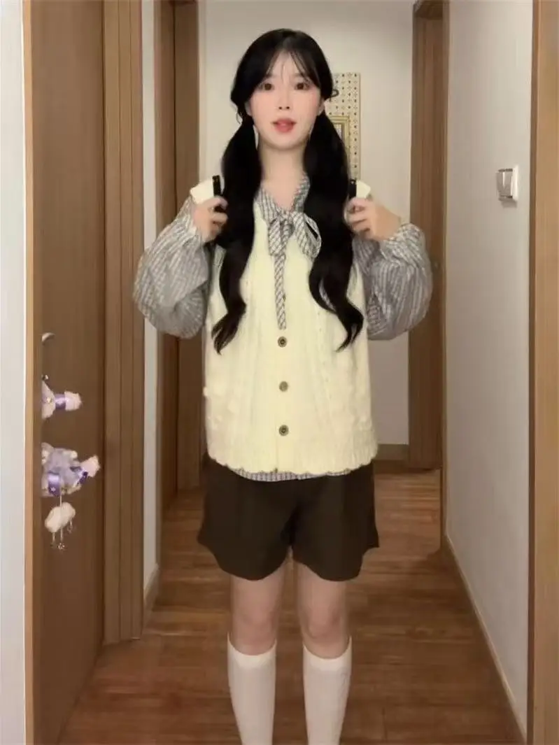 

Корейский студенческий комплект: рубашка в клетку с милым бантом и вязаный жилет цвета хаки, две части, стандартный крой, длинный рукав, застежка на пуговицах
