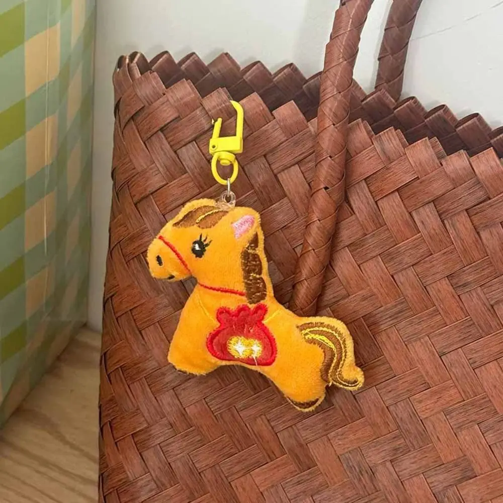 ぬいぐるみ馬のぬいぐるみキーホルダーぶら下げ装飾かわいいデザイン馬年キーリング幸運のマスコットバックパック装飾品