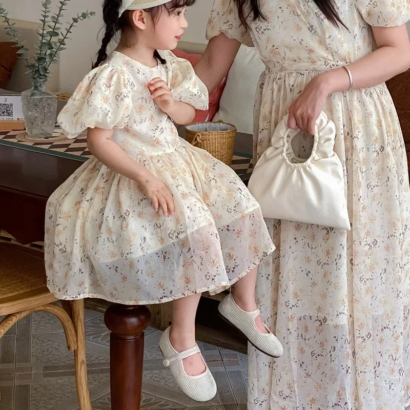 Madre figlia stessi abiti floreali mamma e bambino Tulle manica a sbuffo vestito vacanza Look abbigliamento donna ragazze carino abito vacanza