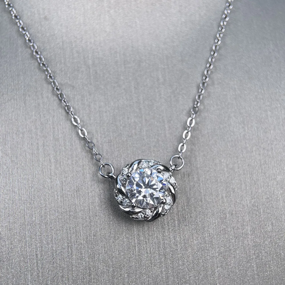 قلادة S925 مطلية بالروديوم 0.8 قيراط دائرية على شكل حرف D على شكل قلوب وسهام مويسانيتي للنساء - هدية أنيقة معتمدة من GRA.