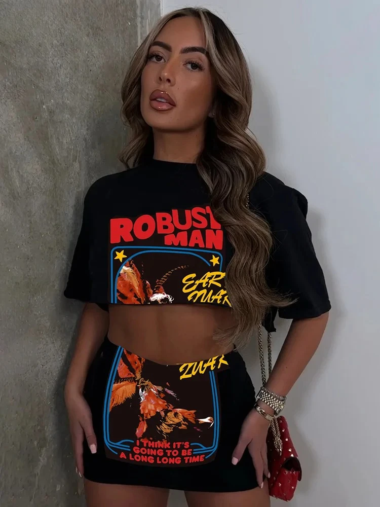 

Комплект из двух предметов в уличном стиле с принтом: женский повседневный укороченный топ с круглым вырезом и открытым животом + мини-юбка. Модная уличная одежда для женщин.