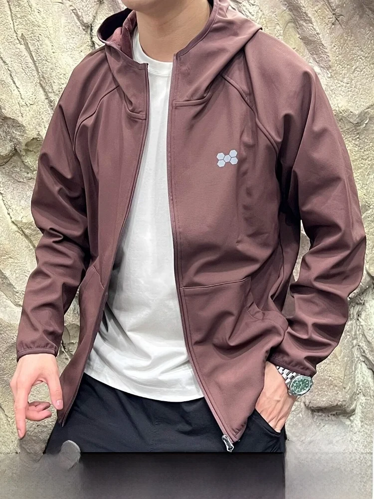 

Новая осенне-зимняя мужская куртка Softshell с капюшоном из флиса, со светоотражающим дизайном, утепленная хлопком и нейлоном, молодежная, приталенного кроя.