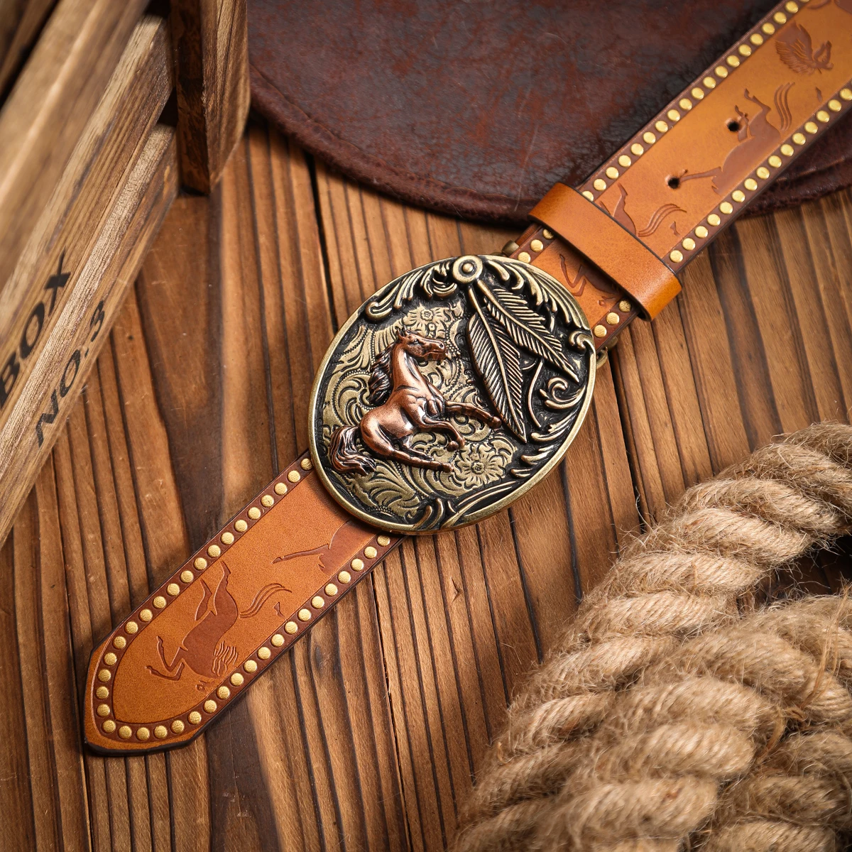 Ein Gürtel aus Kunstleder im westlichen Stil, sowohl für Männer als auch für Frauen, ein klassischer und lässiger Retro-Gürtel. – Detail 7
