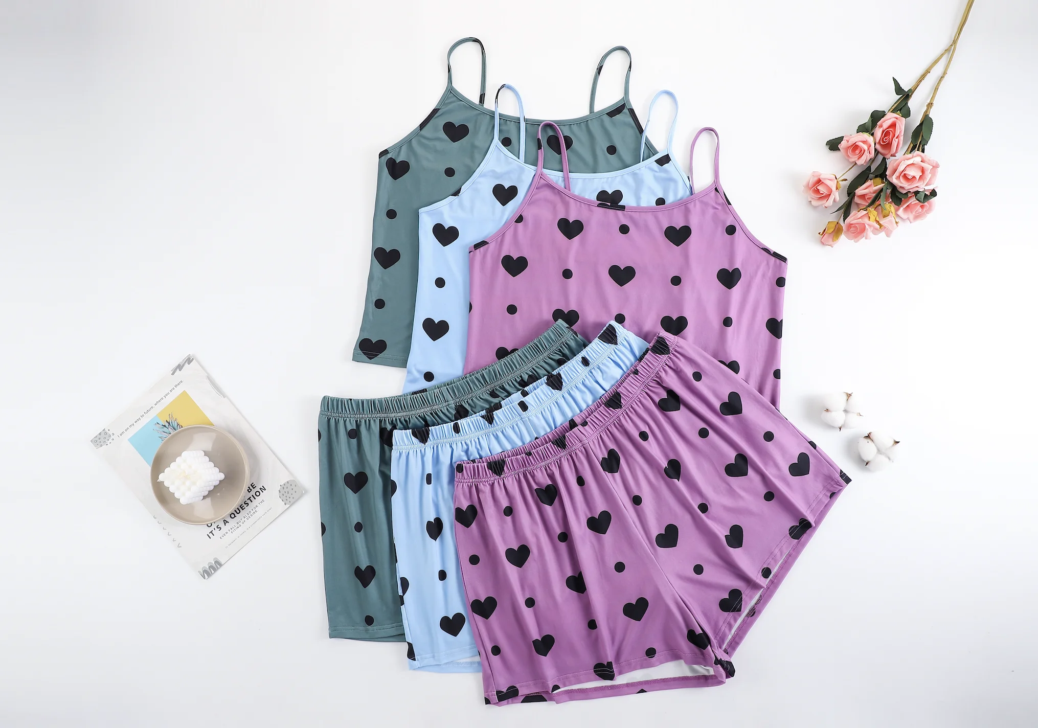 Plus Size Women's Heart Print Cami Top and Shorts 2pcs Pajama Set,Women's Round Neck Top with Elastic Waist Shorts Sleepwear